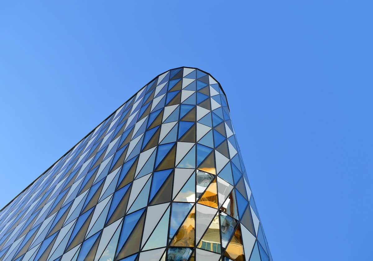 累了歇一会！詹姆斯自带气囊坐垫 场边坐着踩球喝水